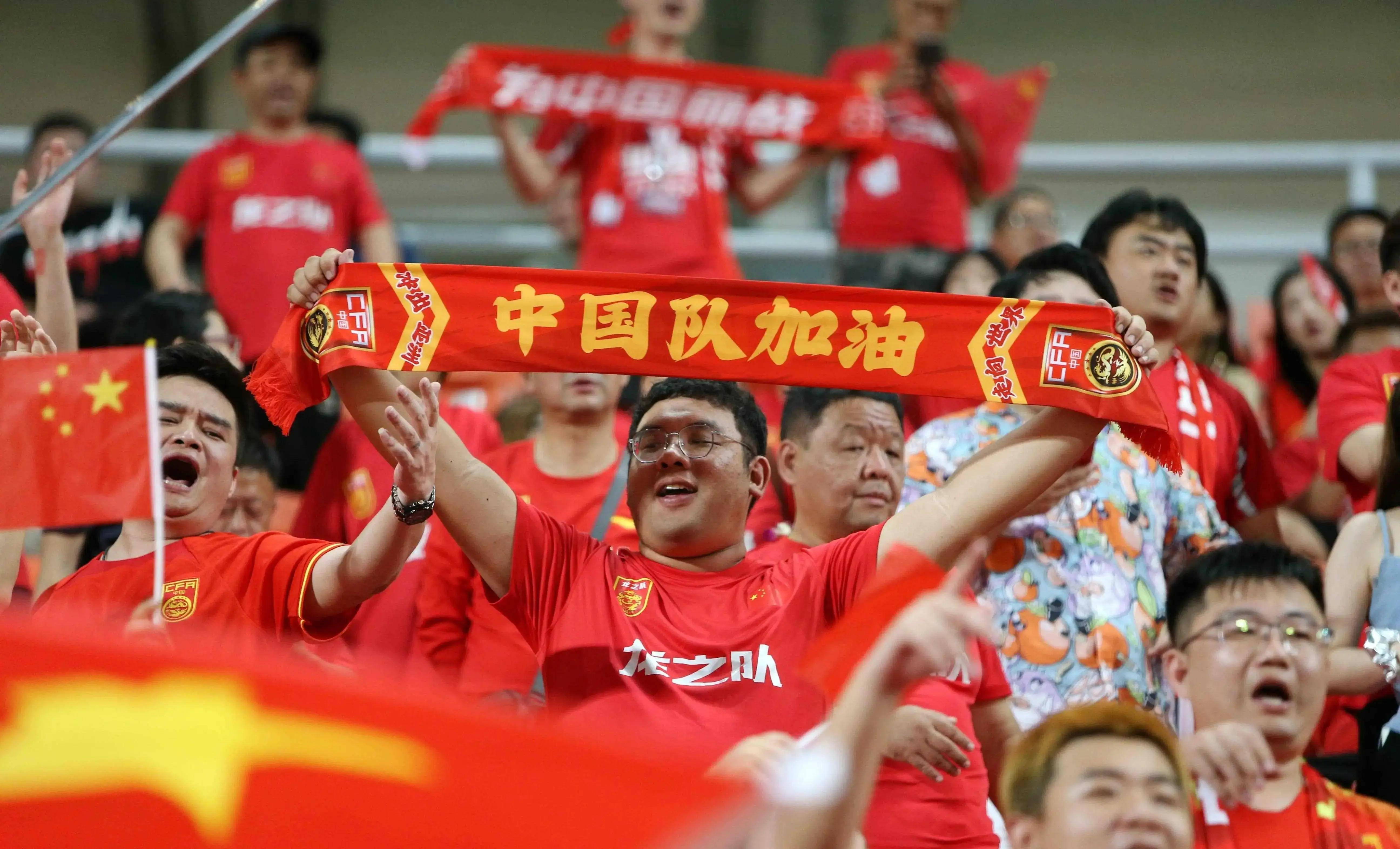 著名球员在比赛中展现出众技艺,助球队获胜 著名球员在比赛中展现出众技艺,助球队获胜