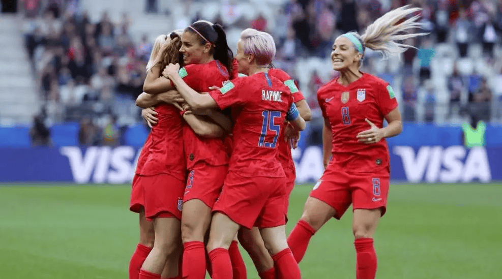 九游娱乐网站-包含赛事激烈:女足球员奋力拼搏的词条