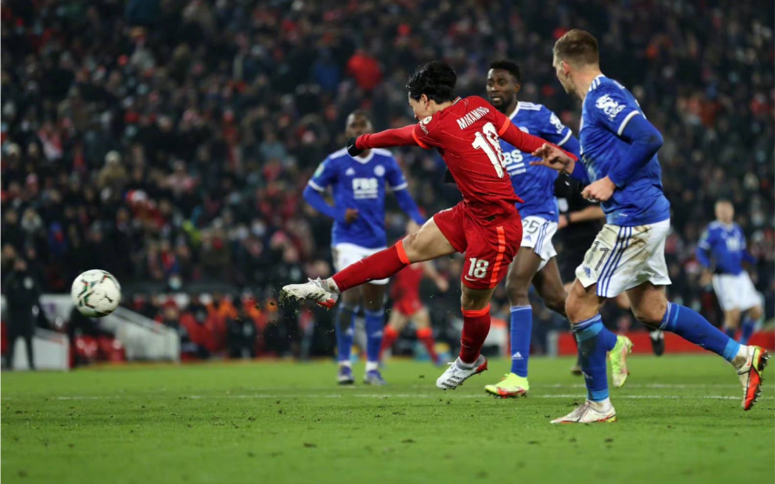 九游娱乐入口-包含足球狂欢再度上演，球员斗志昂扬决胜负的词条