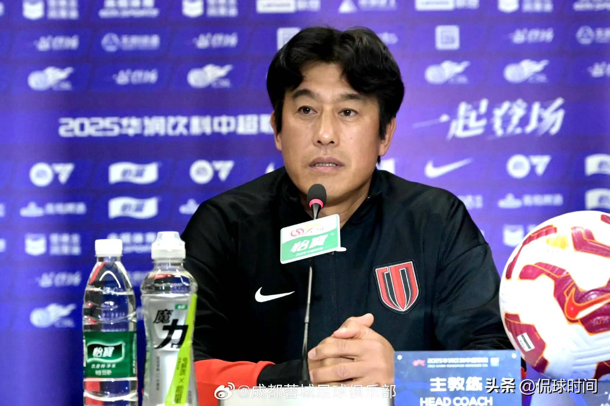 新教练带领球队备战新赛季，目标争冠