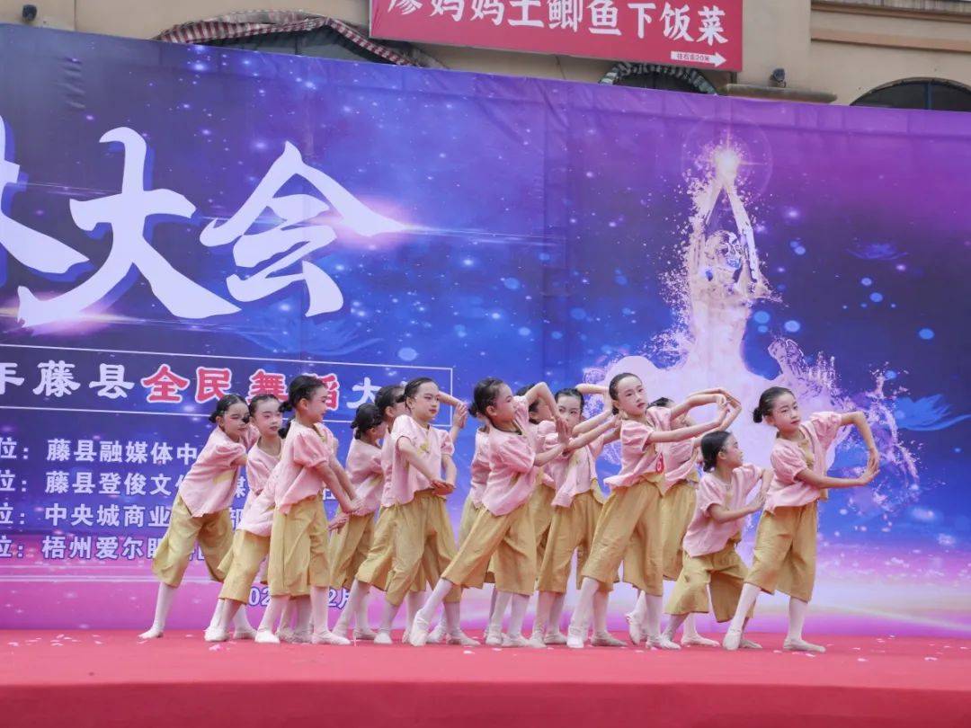 九游游戏-赛场上精彩纷呈，观众掌声雷动