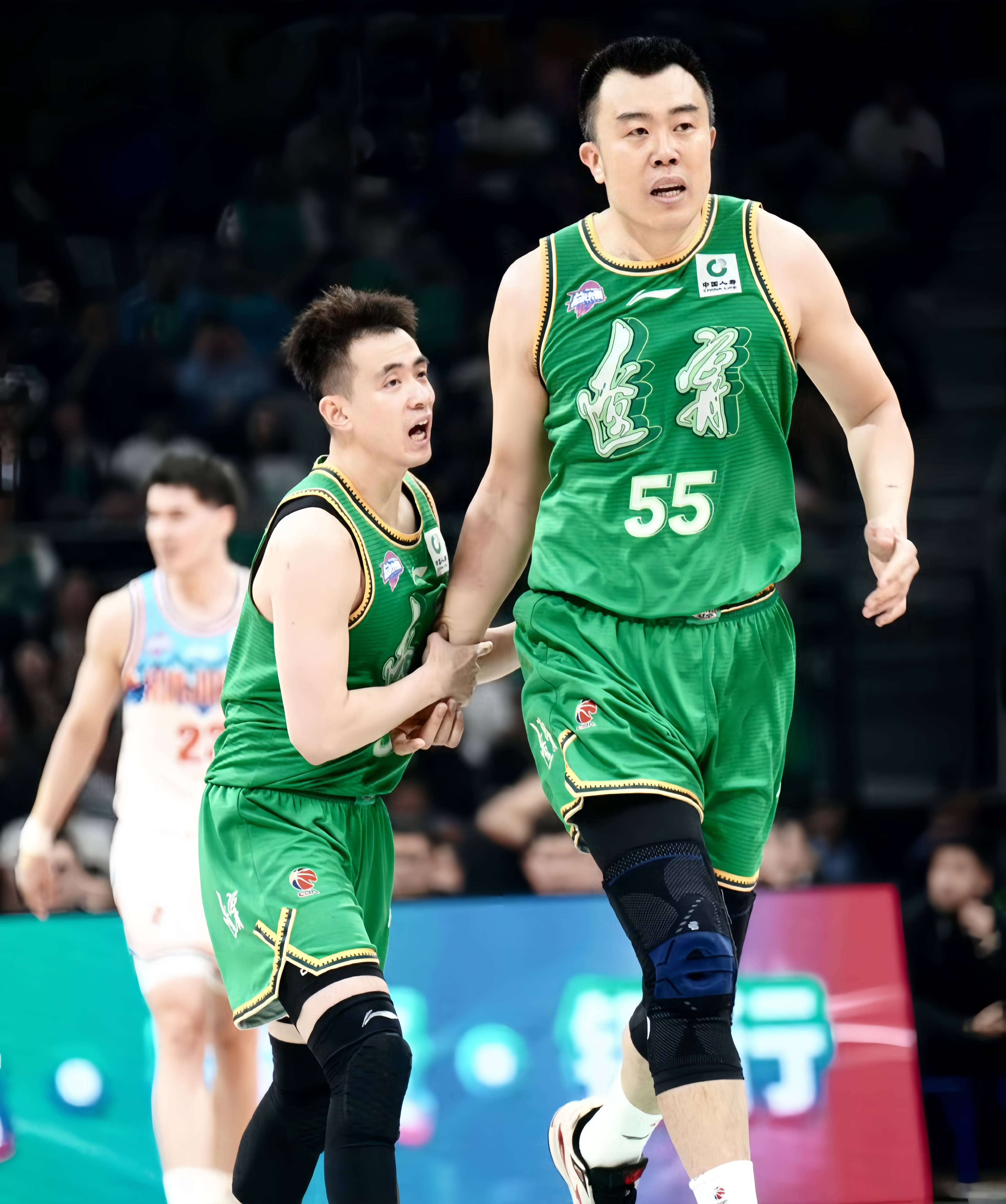 九游娱乐-辽宁男篮球员们全力以赴，赢得比赛