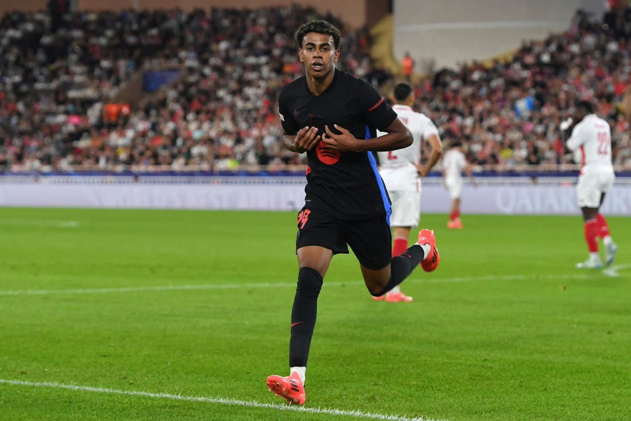 关于摩纳哥客场掀翻对手，继续领跑的信息