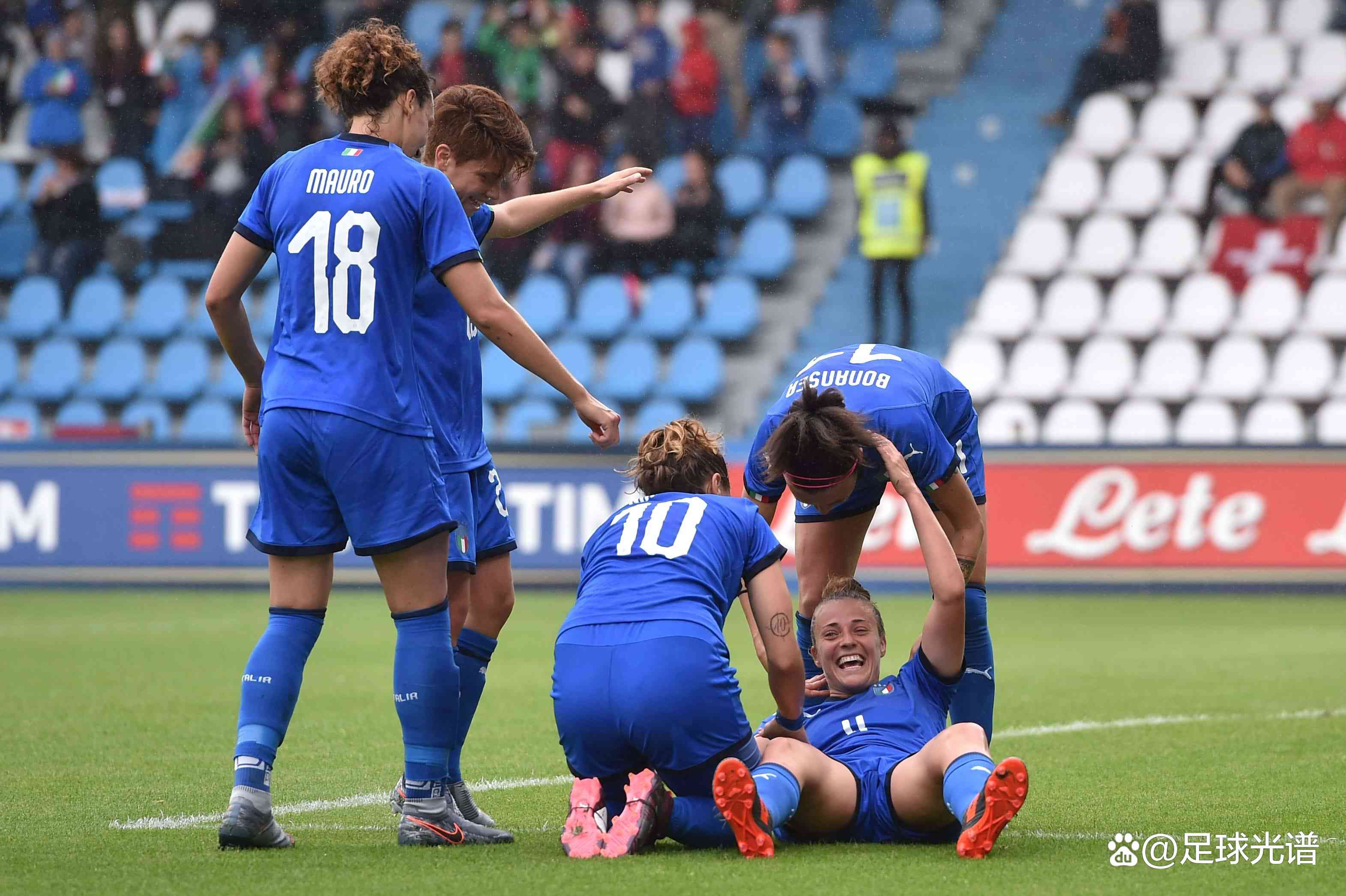 智利女足队表现出色，成功锁定女子足球冠军联合会杯四强