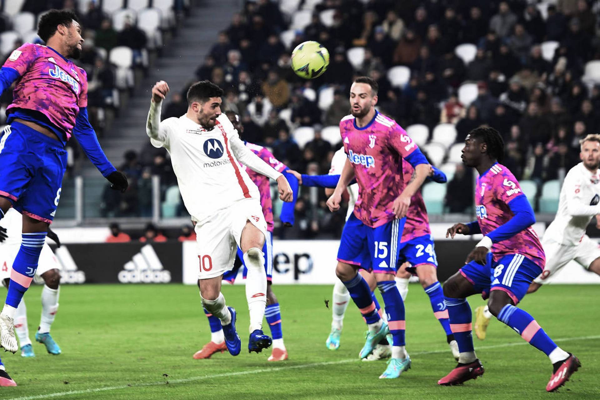 比利亚雷亚尔客场击败克雷尔菲