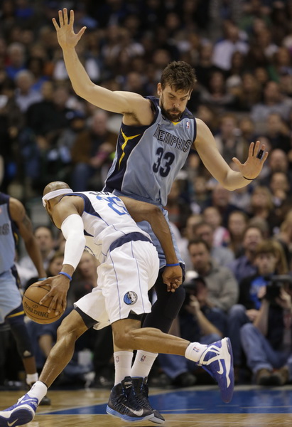 彪悍对决：小牛迎战灰熊，强者将脱颖而出