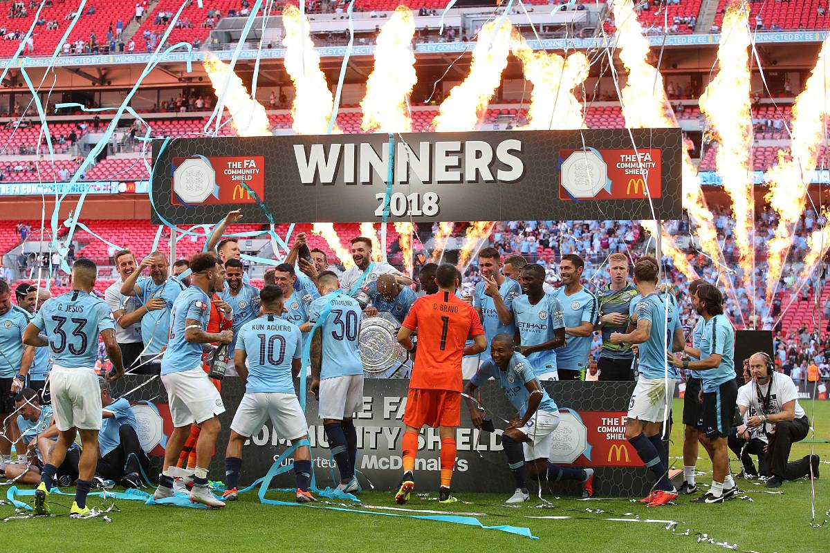 欧预赛精彩对抗，球队全力以赴拼尽全力