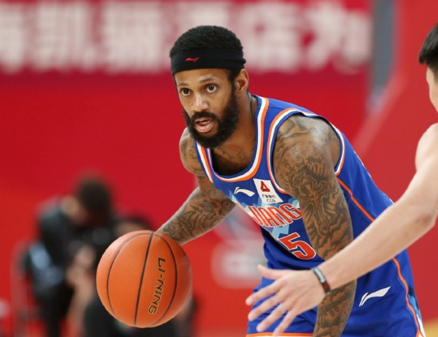 新疆队在关键时刻稳住局面，继续保持不败势头