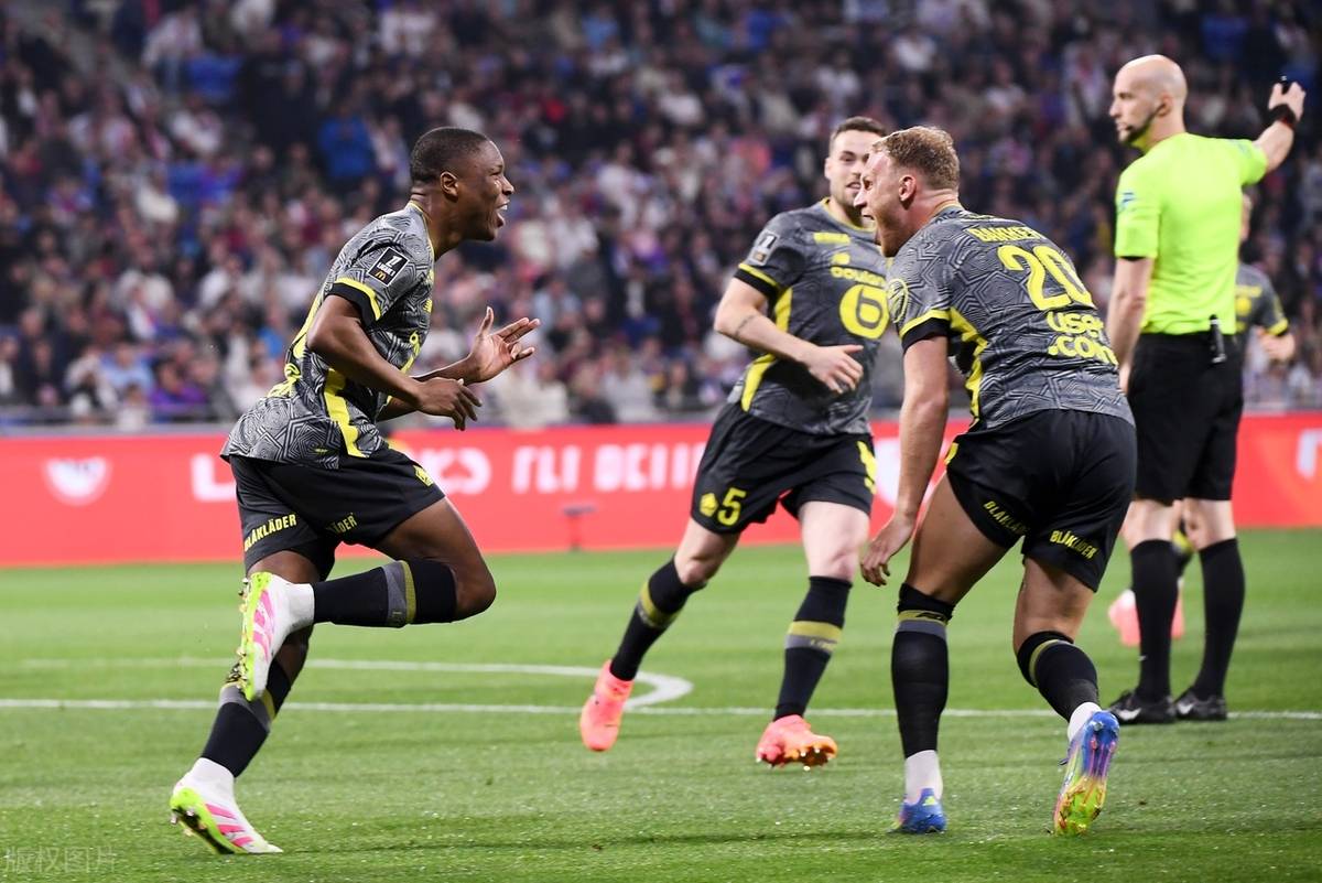 关于曼联客场取胜，士气高涨继续向前的信息