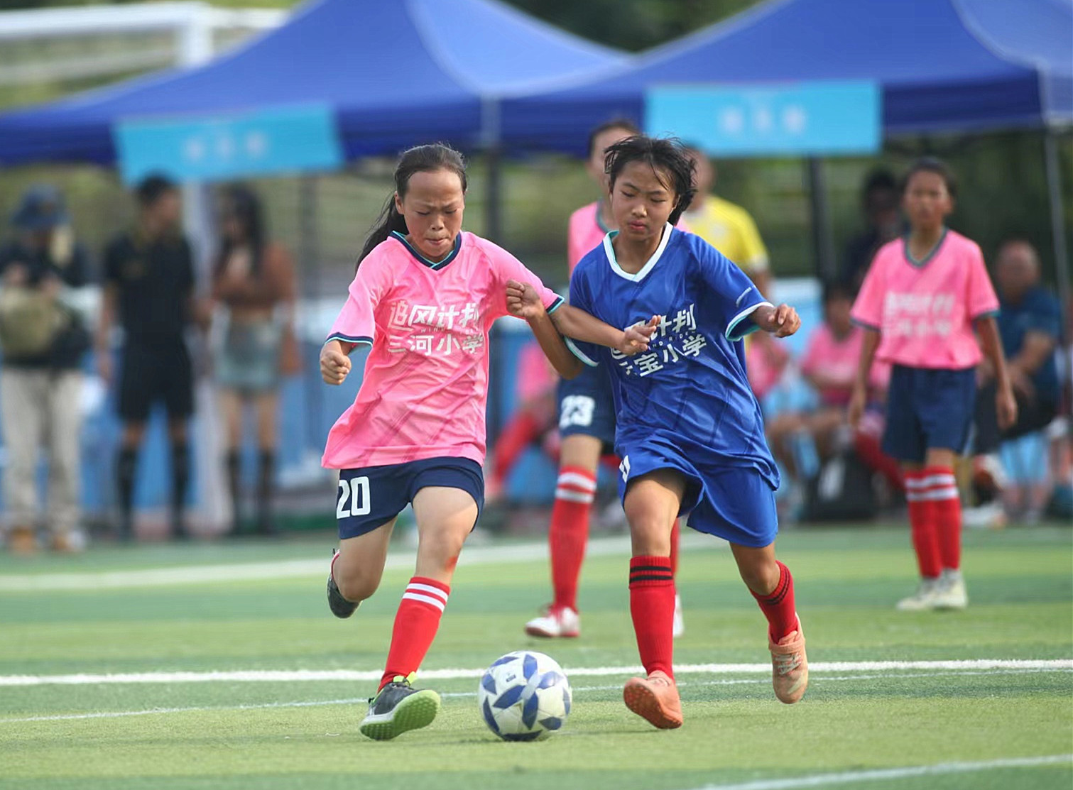 国际足球盛宴中，女队摘得桂冠！