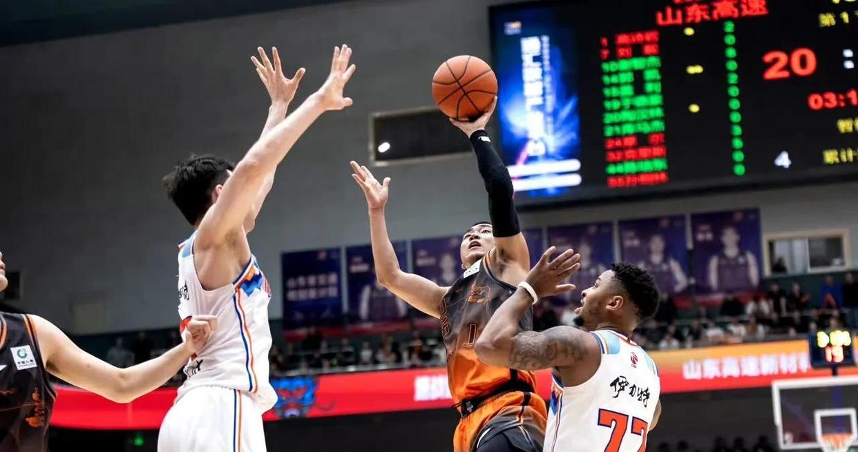 山东队内外线发威，强势晋级