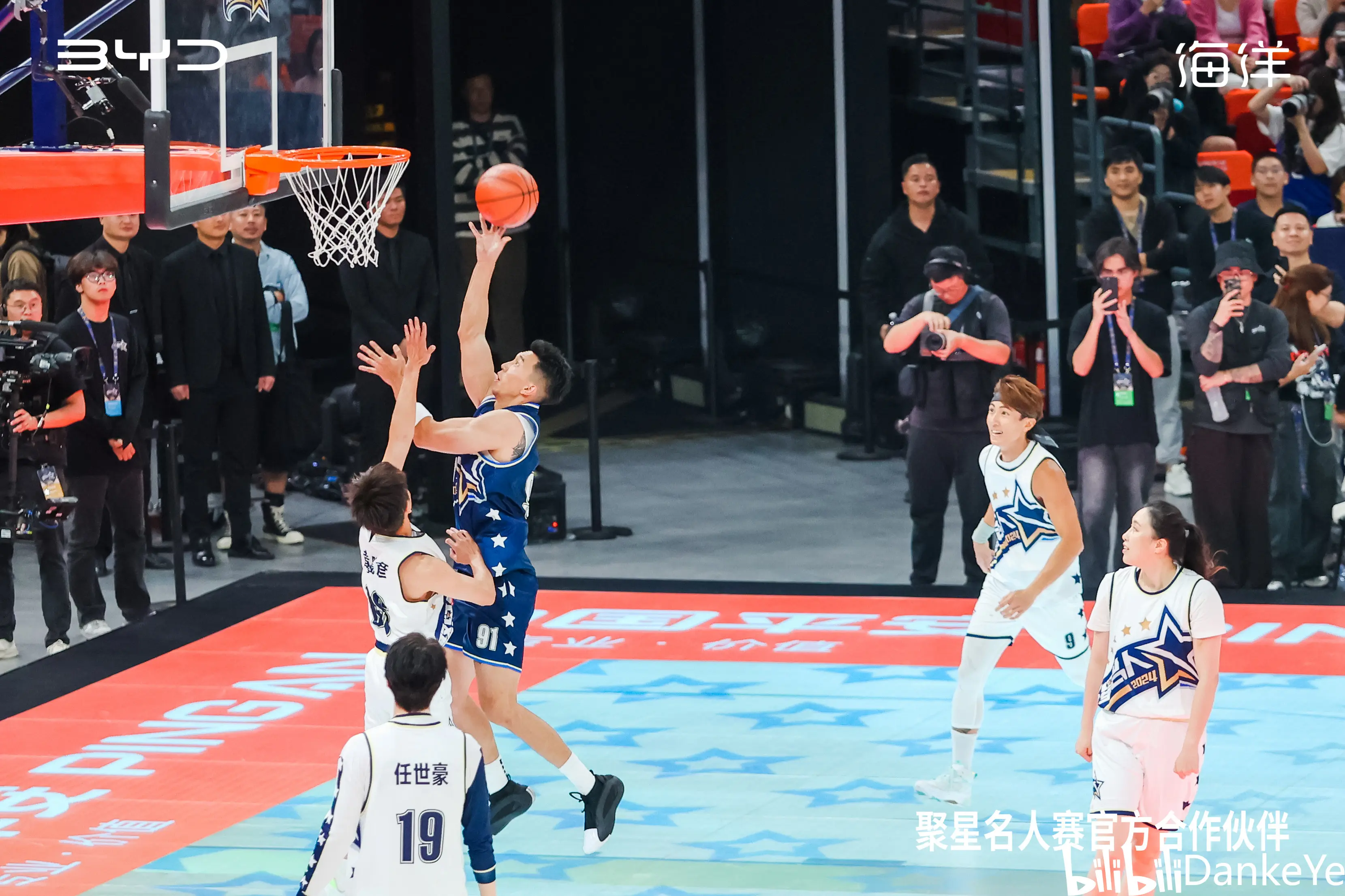 篮球赛场激烈对抗，球员斗志高昂