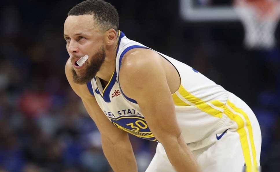 九游APP-包含压力瞬间，球员临危不惧展现拼搏精神的词条