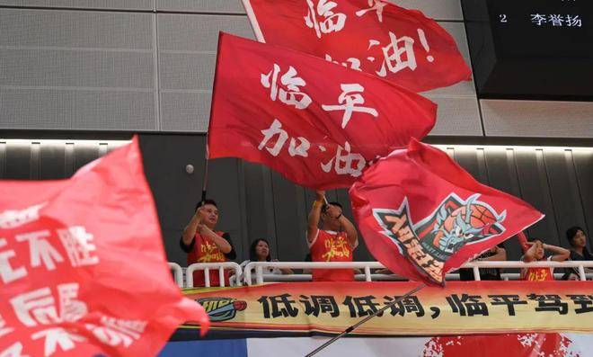 包含压力瞬间，球员临危不惧展现拼搏精神的词条