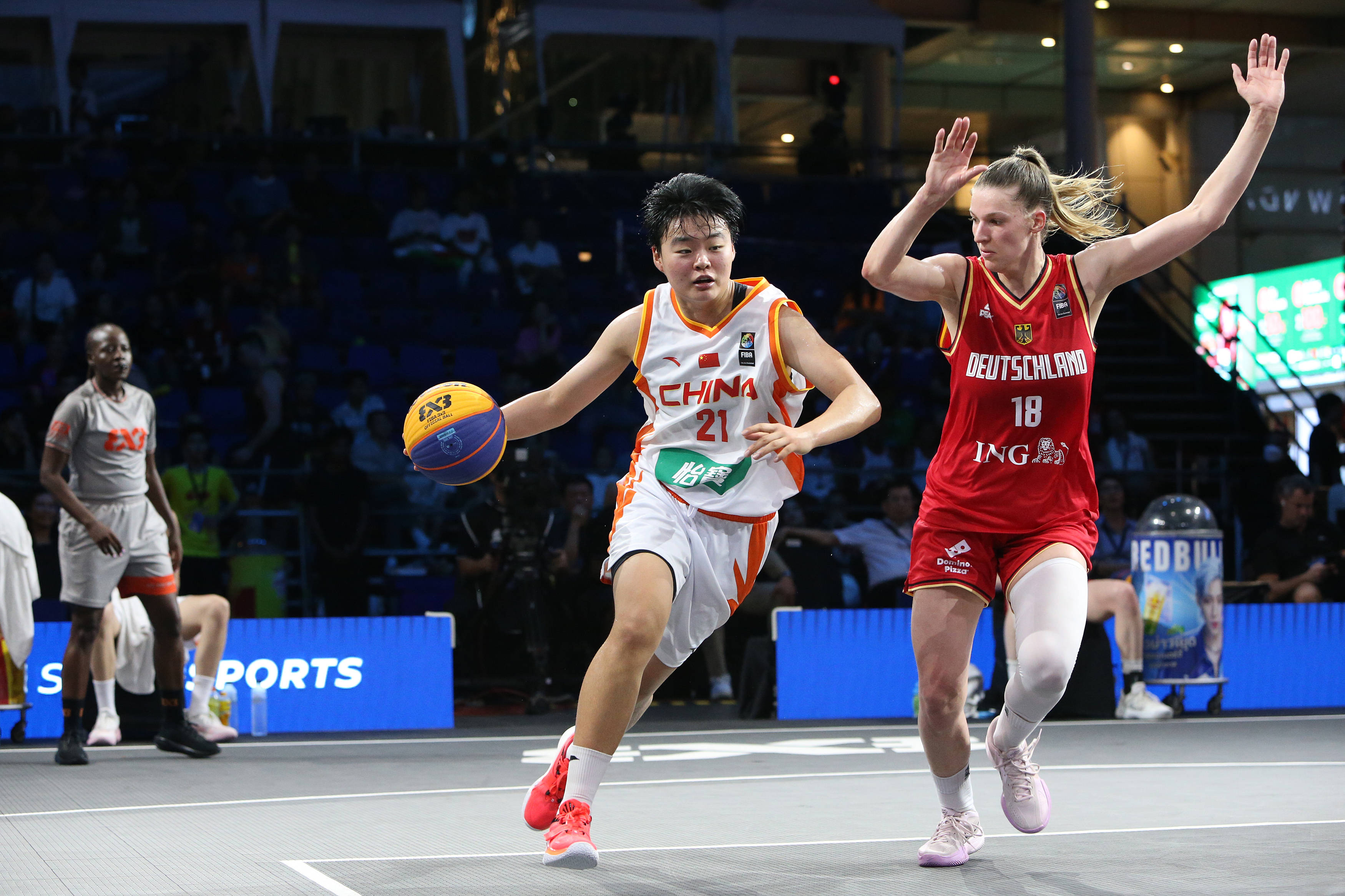 女子篮球比赛中一支实力雄厚的球队表现出色的简单介绍