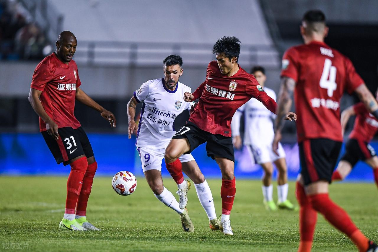 客场作战，球队力克对手夺冠