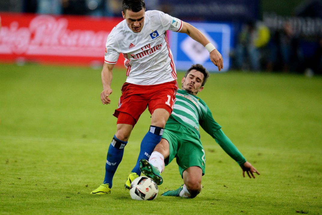 包含尼斯客场逼平法尔肖，保持不败纪录的词条