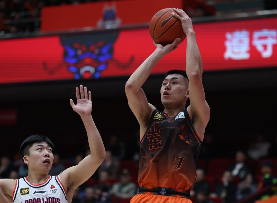 山东男篮取胜北京队，实现精彩逆转