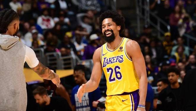 命中关键三分！篮网球员丁威迪拯救球队