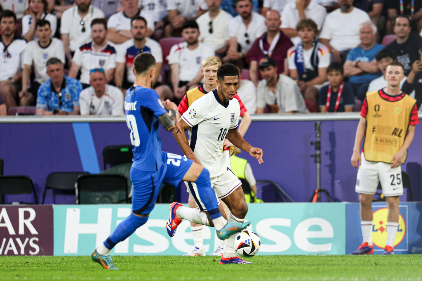 九游体育平台-英格兰主场逼平瑞士，保持小组榜首之位