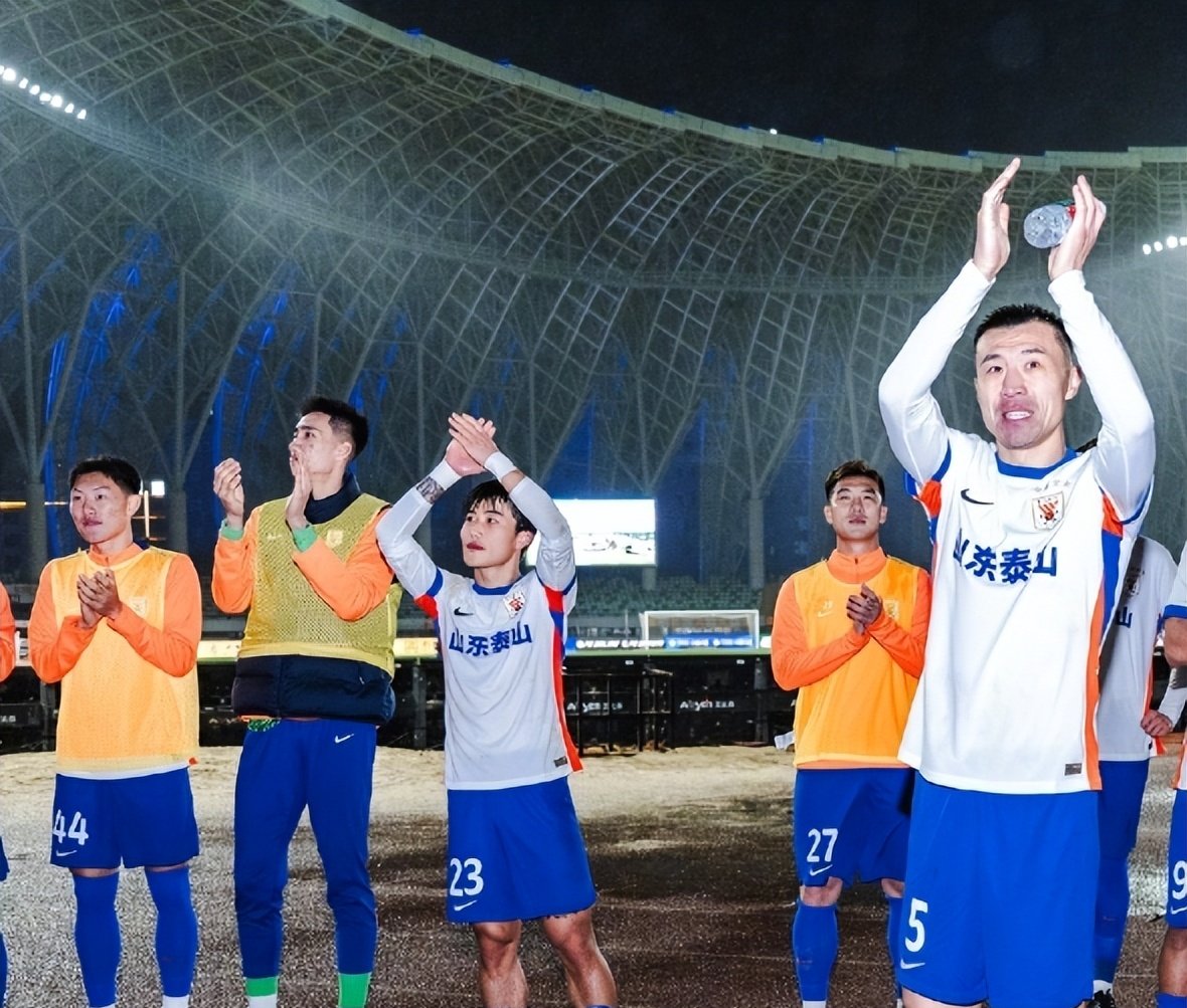 足球场上的豪情壮志，球队实力对决激烈！