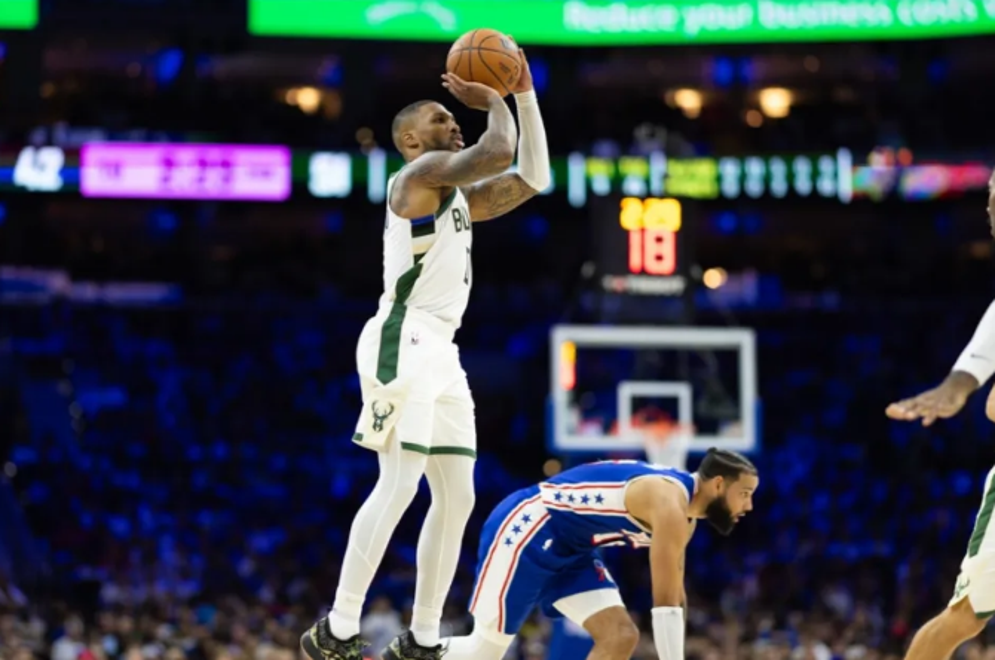 雄鹿队主场战胜76人队