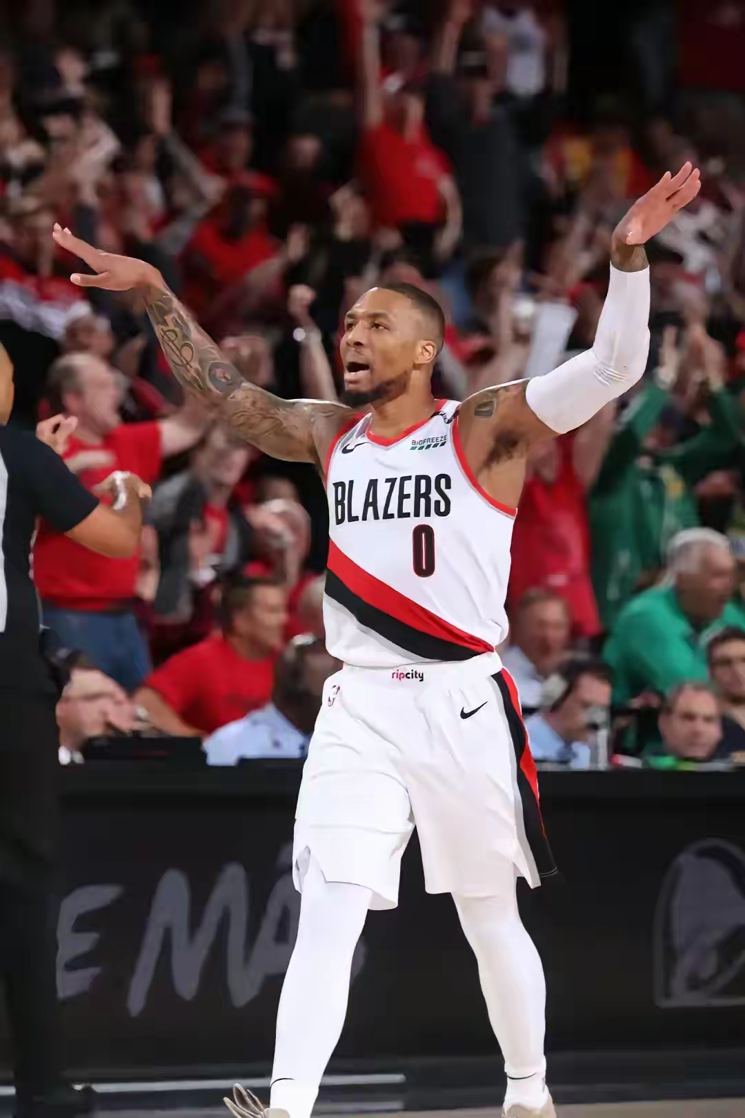 开拓者客场击败爵士，利拉德独得33分