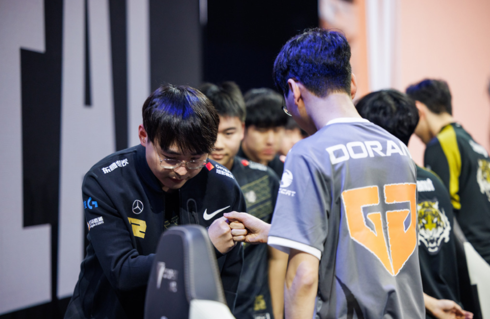 九游娱乐app下载-SHR翻盘T1，Caps开启传奇时刻焦点之战入围赛，让粉丝疯狂欢呼