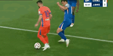 九游app下载-裁判判罚争议，球迷情绪激动