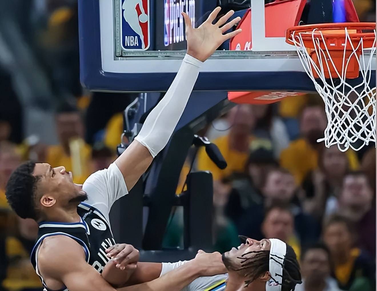 雄鹿惨遭独行侠逆转,字母哥42分砍下空砍得分王 雄鹿惨遭独行侠逆转,字母哥42分砍下空砍得分王